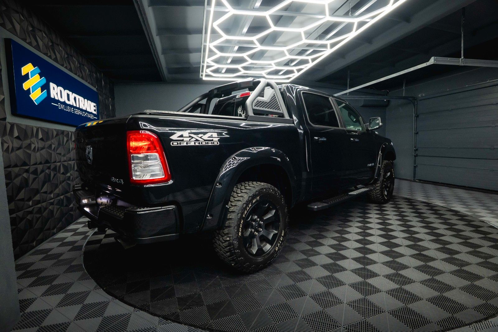 Fahrzeugabbildung Dodge RAM 5.7 V8 HEMI 4x4 OFFROAD Night-Paket *LED*