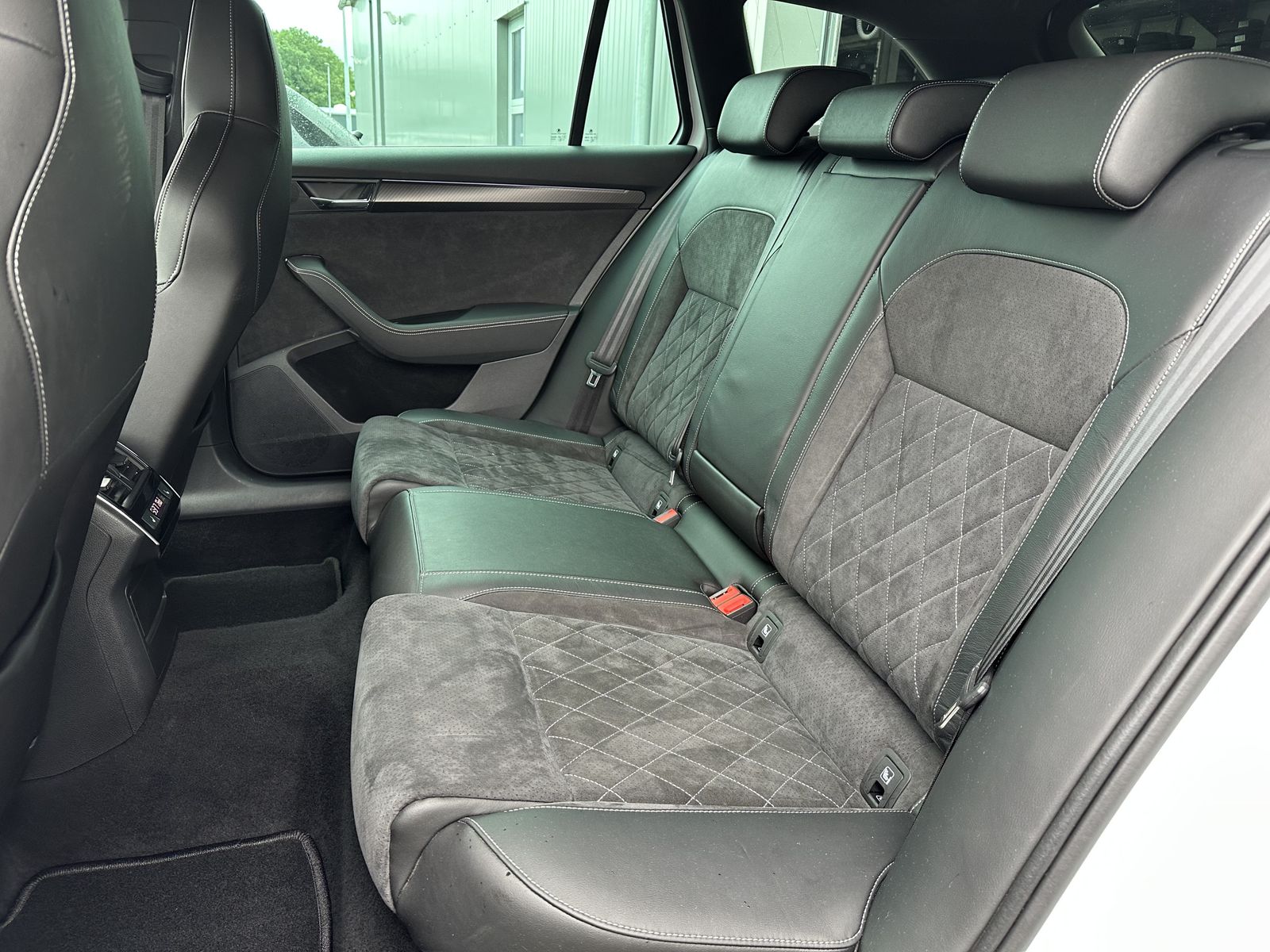 Fahrzeugabbildung SKODA Superb Combi 2.0 TDI DSG Sportline NAV+LED+ACC