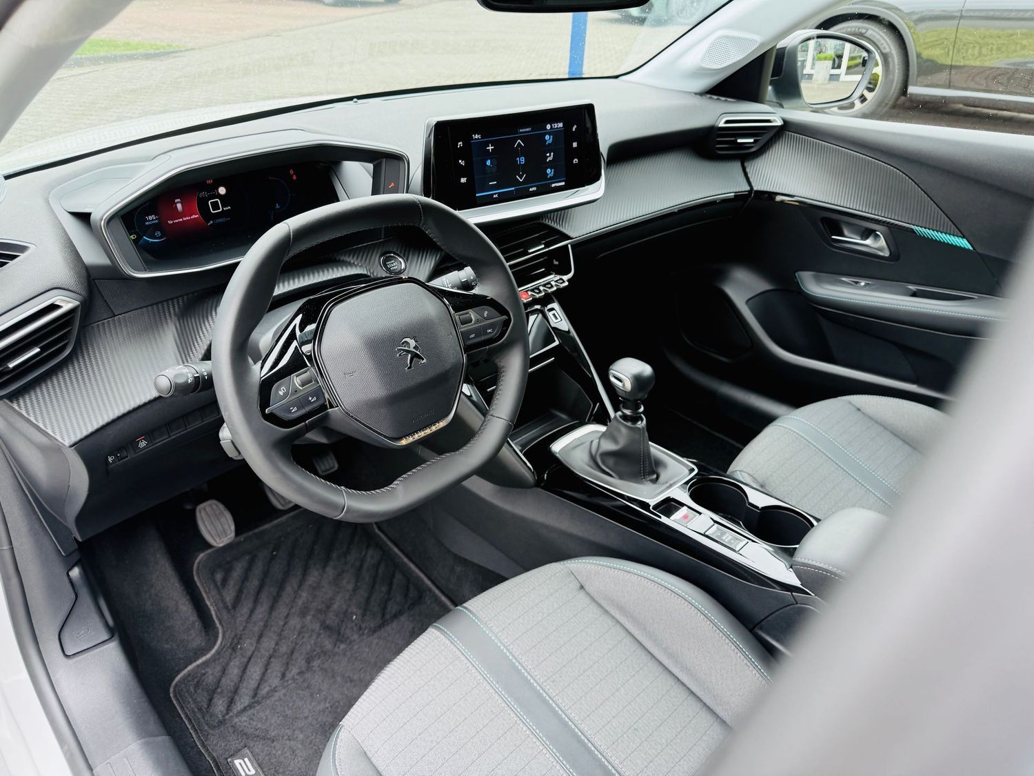 Fahrzeugabbildung Peugeot 208 1,2 PURETECH 100 ALLURE, RFK, LED, MirrorLin