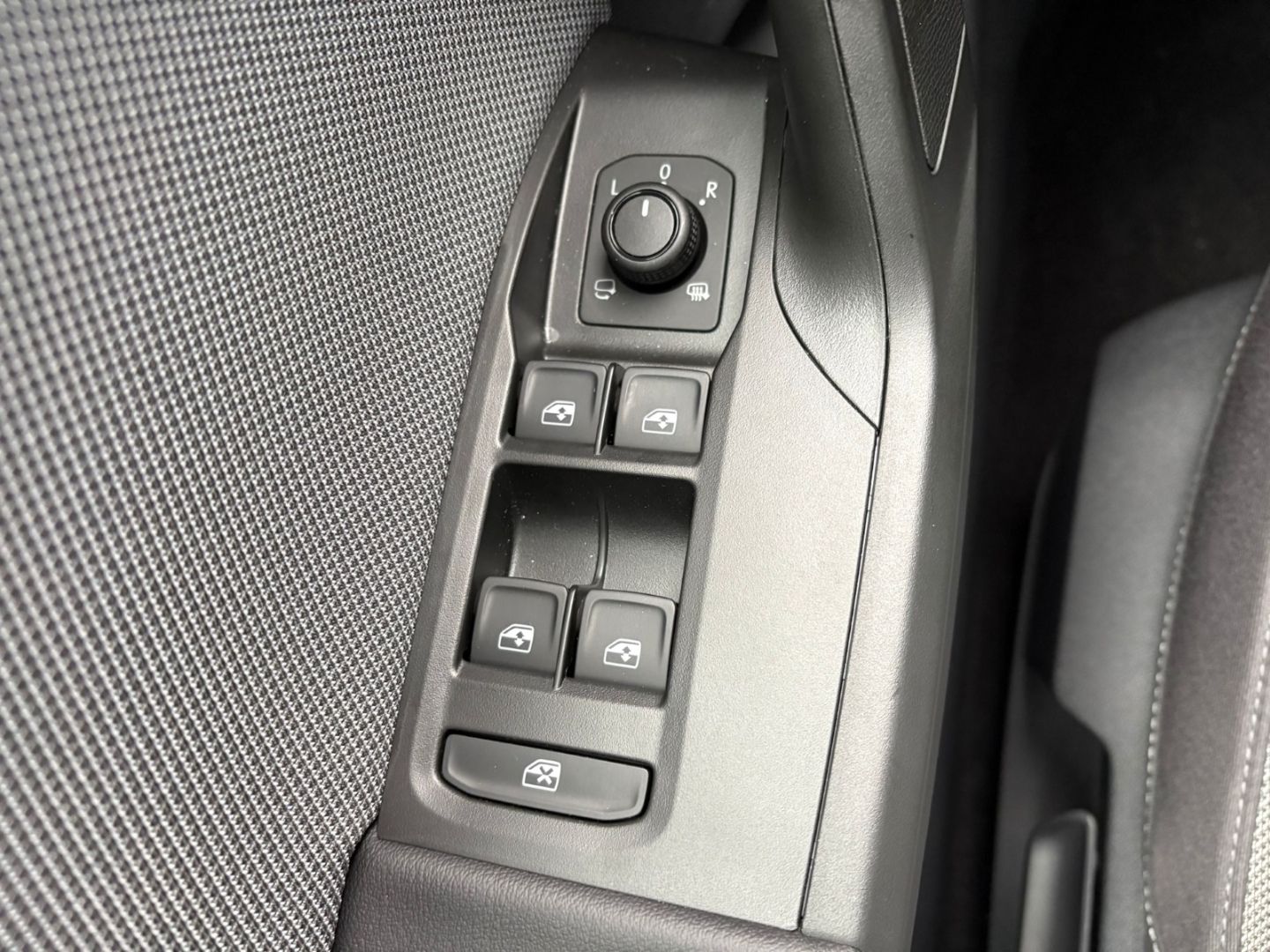 Fahrzeugabbildung SEAT Leon Sportstoure Road Edition VerkehrszeichenERK
