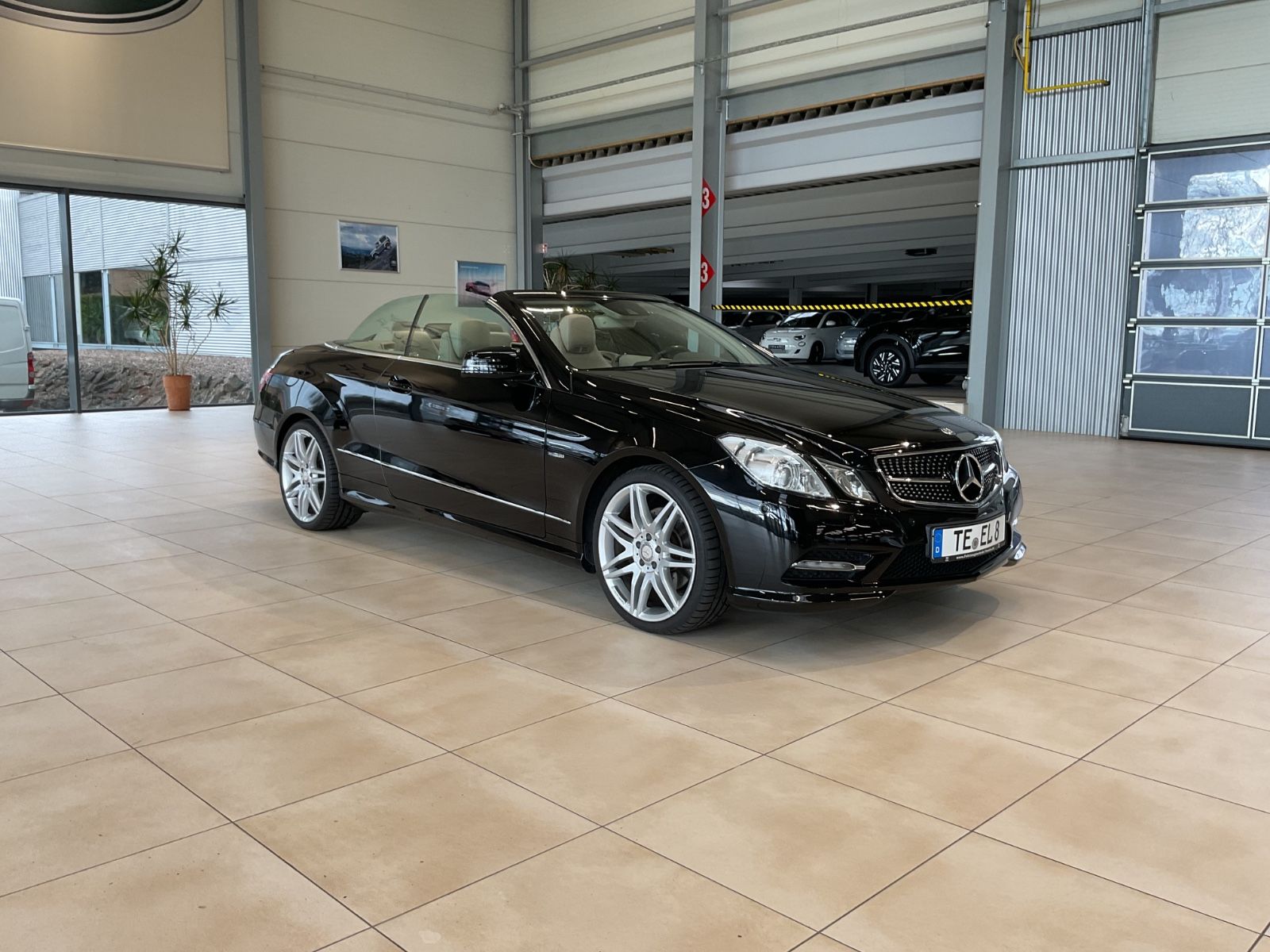 Fahrzeugabbildung Mercedes-Benz E 250 CGI AMG-Paket, H-K Sound, Memory, 8-Fach