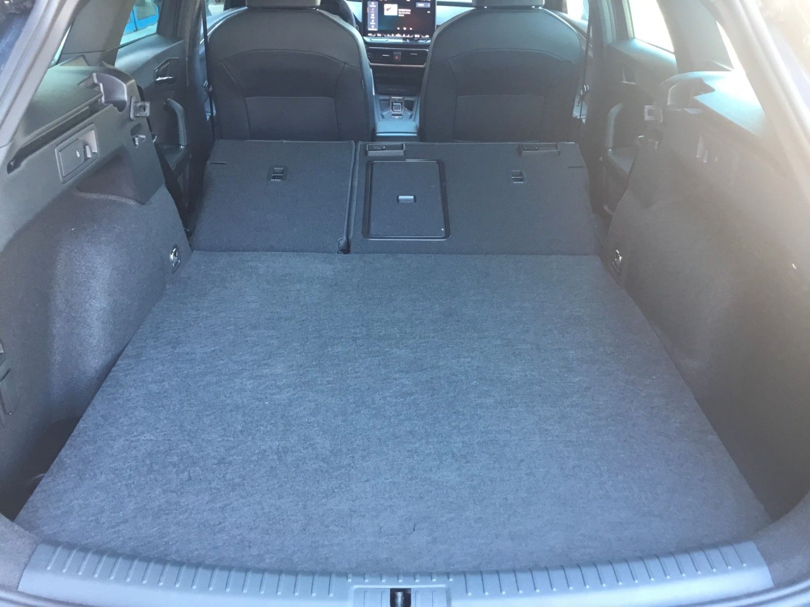 Fahrzeugabbildung CUPRA Leon 1.5 E-HYBRID DSG Sportstourer+AHK+Kamera+18