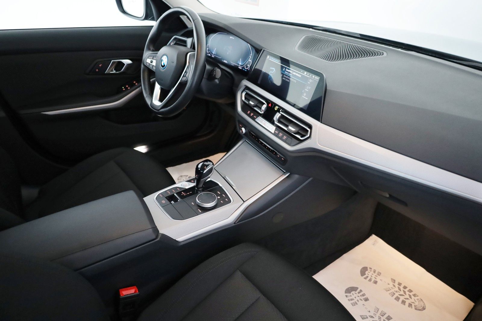 Fahrzeugabbildung BMW 330 e Advantage Touring,Navi,LED,Kamera,Carplay