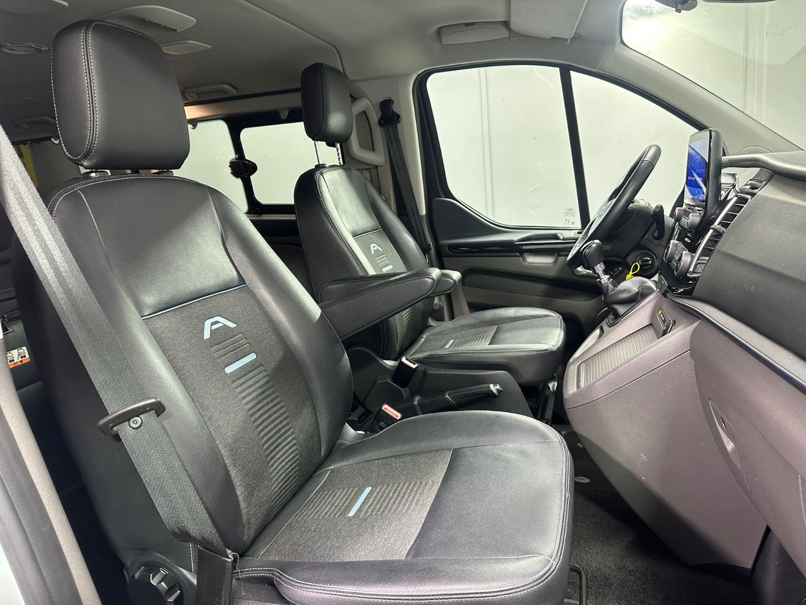 Fahrzeugabbildung Ford Tourneo Custom 320  L1H1 *AHK*ACTIVE*8-Sitzer*