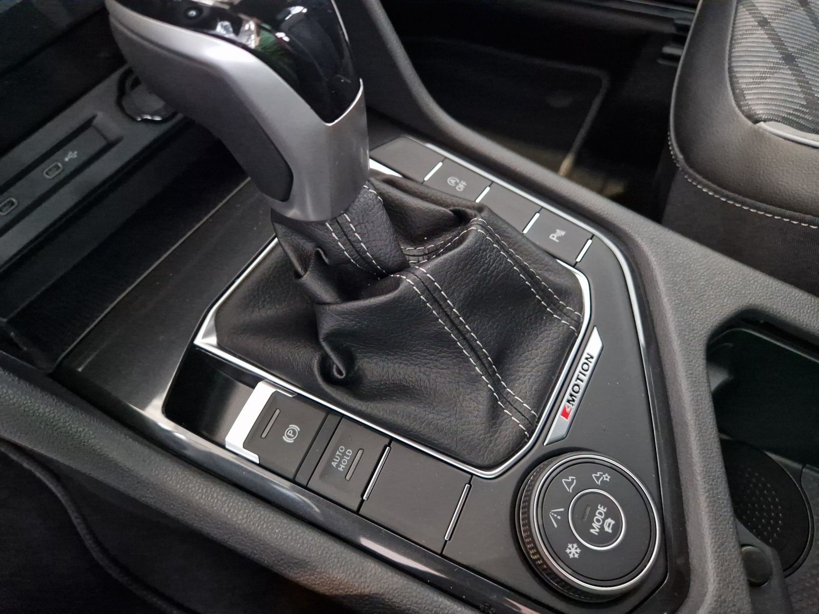 Fahrzeugabbildung Volkswagen Tiguan R-Line 4M MATRIX ACC 20" NAVI