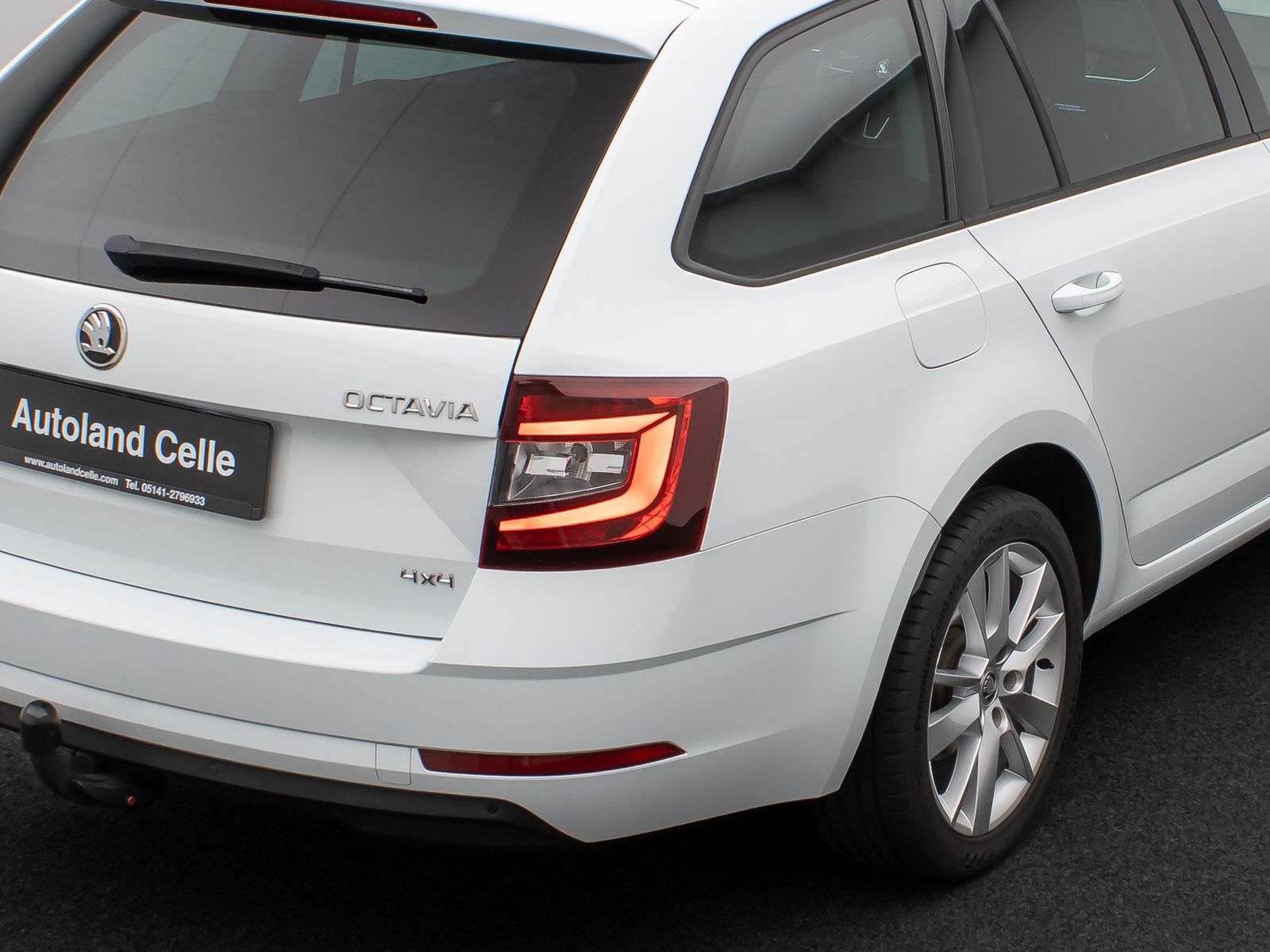 Fahrzeugabbildung SKODA Octavia Combi Clever 4x4 Aut. Panorama AHK 8Fach