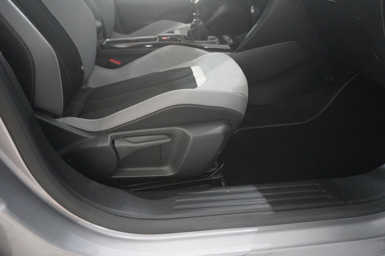 Fahrzeugabbildung Opel Mokka ELEGANCE 1.2T NAVI/LED/KAMERA/SPORT/SH/DAB