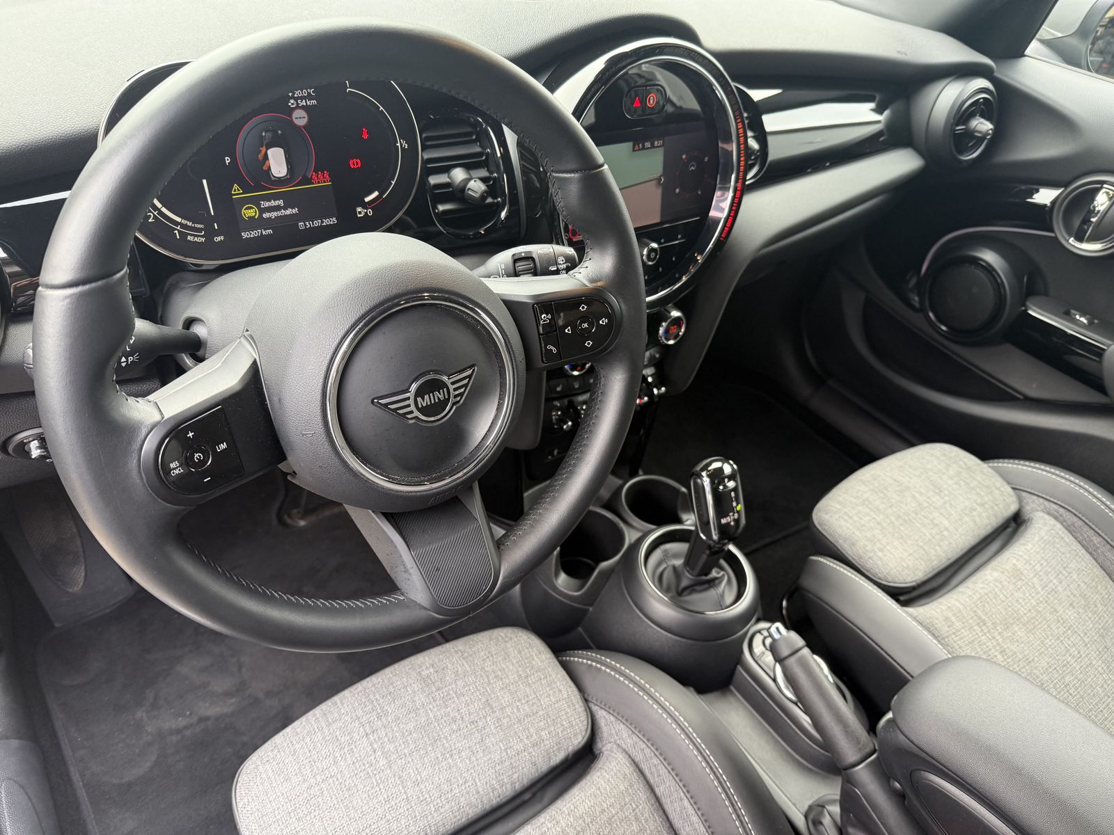Fahrzeugabbildung MINI Cooper 5-Türer Classic Trim NAV+LED+DIGDISPL+KAM