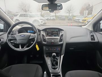 Bild 11 Ford Focus Turnier Business Navi Ambientebeleuchtung