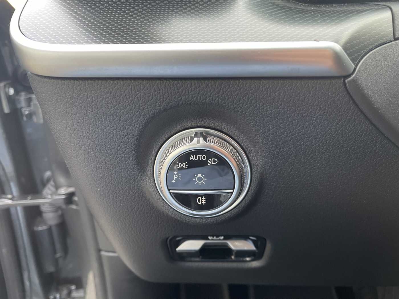 Fahrzeugabbildung Mercedes-Benz C 180 T 9G AVANTGARDE+R-Kamera +PANO+SHZ+SPIEGEL