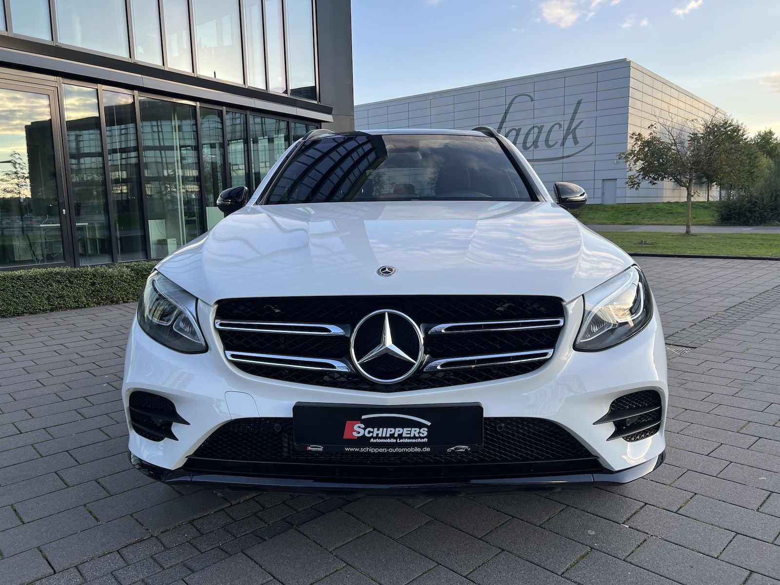 Fahrzeugabbildung Mercedes-Benz GLC 250 4Matic AMG NAVI/LED/AHK/PANO/R-KAMERA
