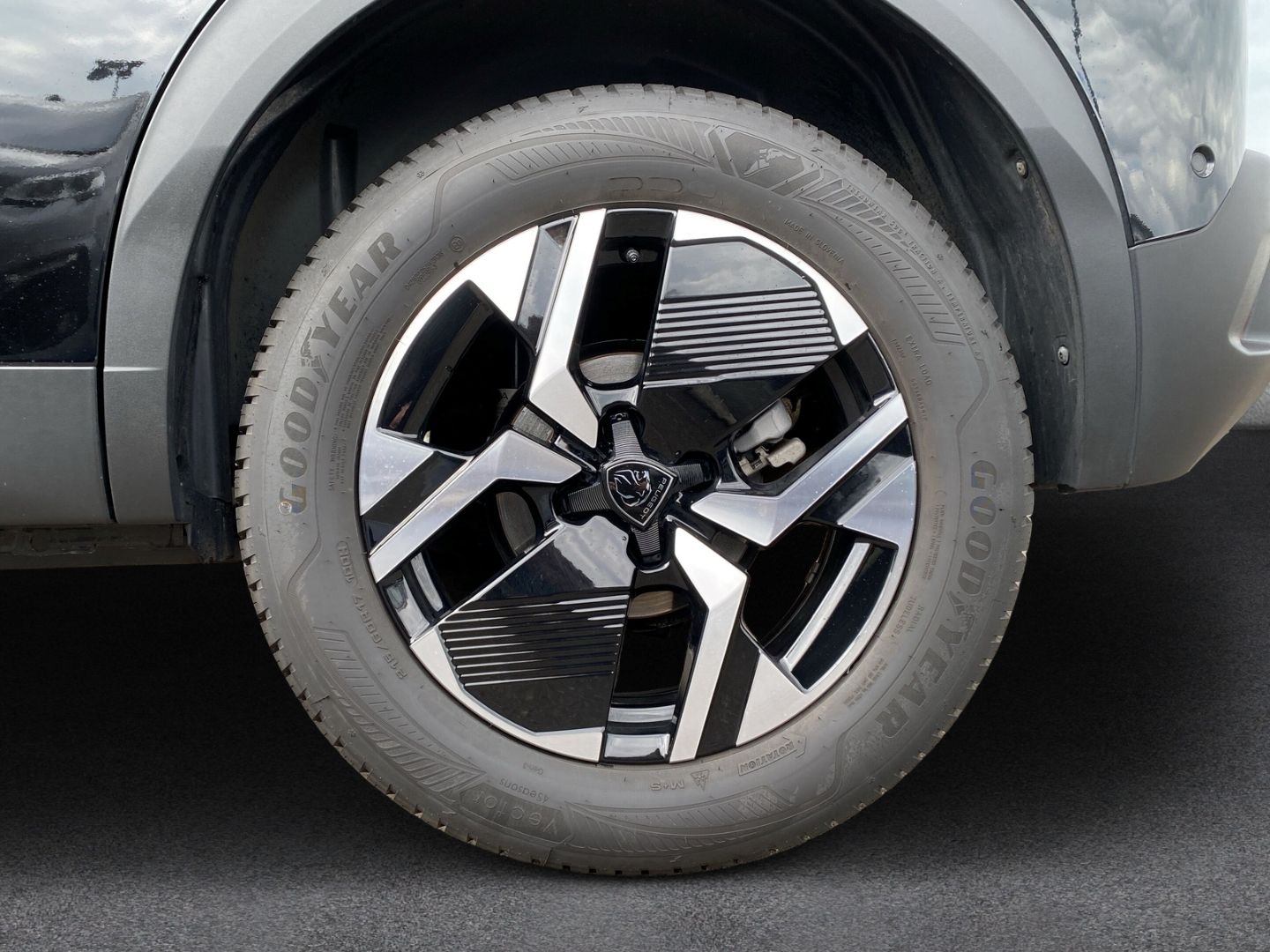 Fahrzeugabbildung Peugeot 2008 Hybrid 136 GT Navigation ACC Rückfahrk. DAB