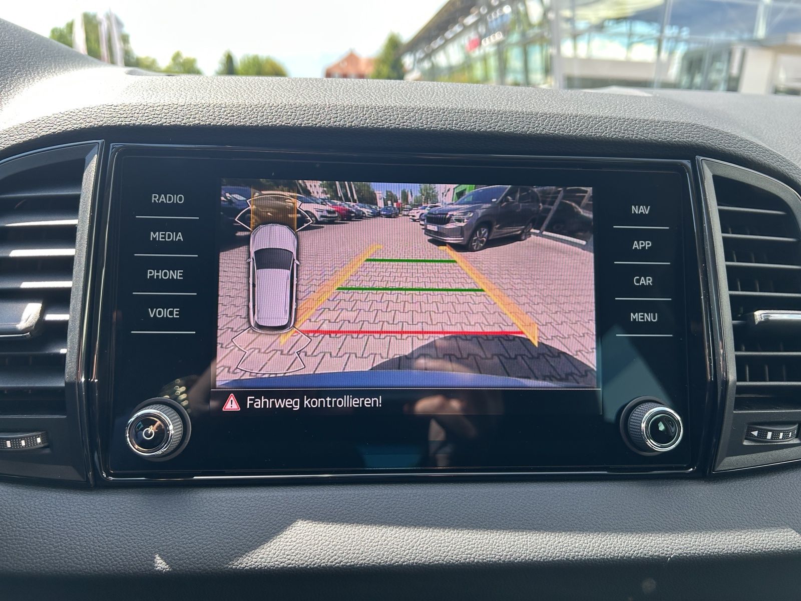 Fahrzeugabbildung SKODA Karoq 1.5 TSI Balance 3J ASG ACC MATRIX AHK RFK