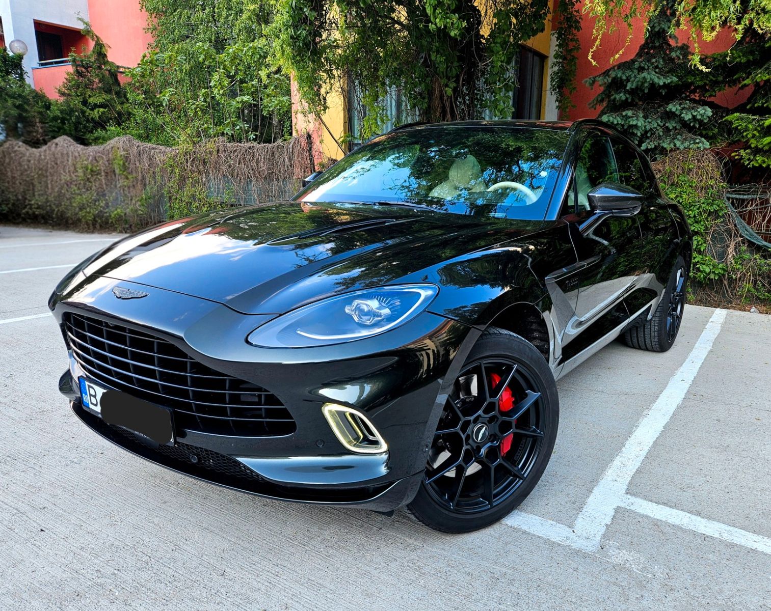 ASTON MARTIN DBX