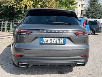 Porsche Cayenne - 4