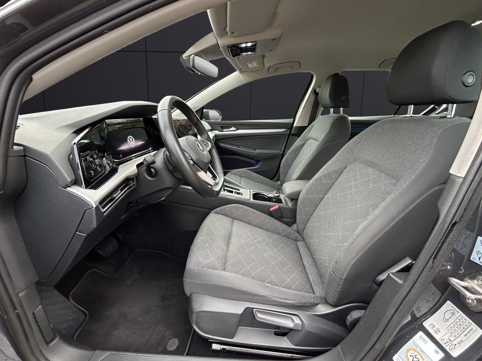 Fahrzeugabbildung Volkswagen Golf VIII Life TDI DSG LED ACC SH PDC Navi AID D