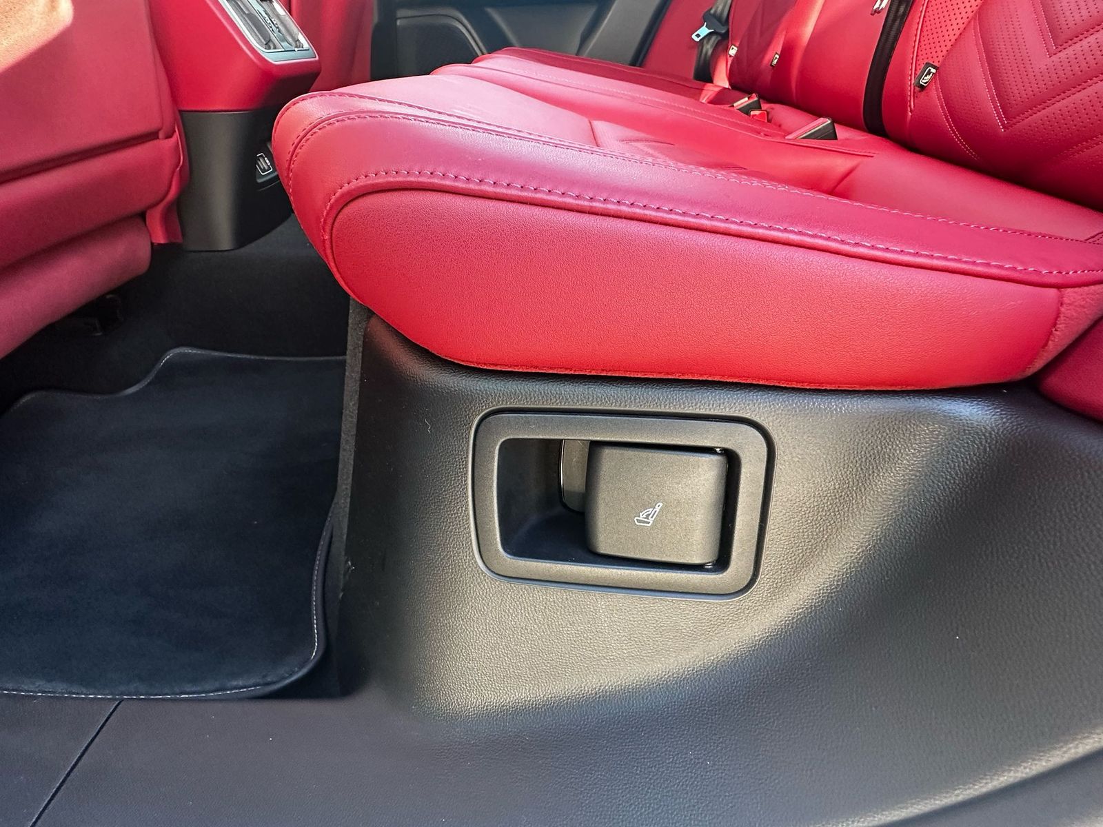 Fahrzeugabbildung Maserati Grecale Trofeo 3.0 V6 4WD PANO+CARB+360+VOLL+21"