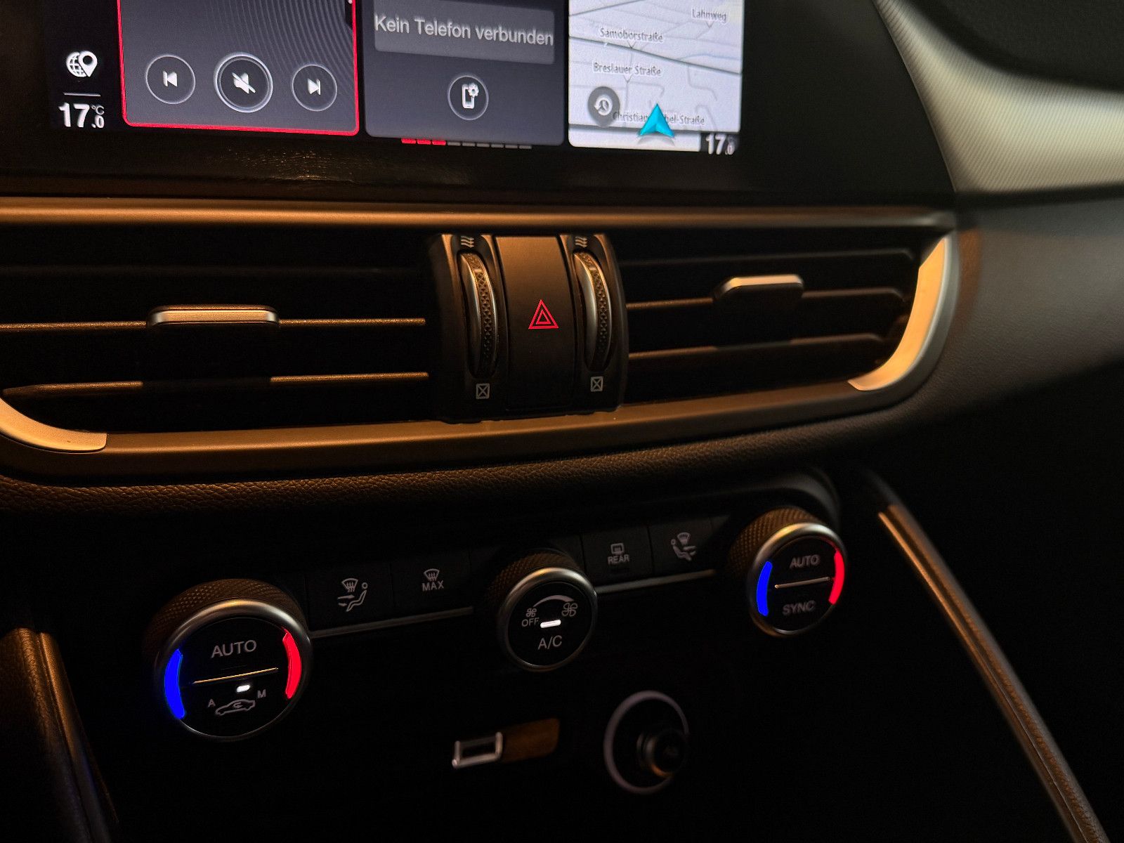 Fahrzeugabbildung Alfa Romeo Giulia Sprint /KAMERA/ALL-BLACK/CAR-PLAY