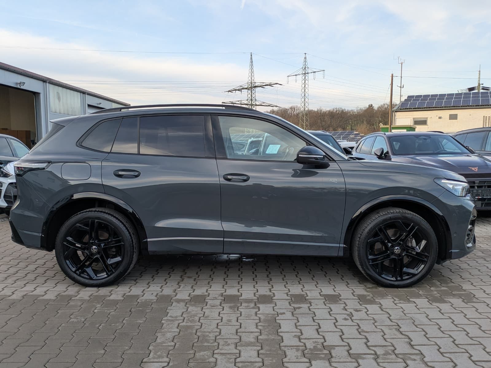 Fahrzeugabbildung Volkswagen Tiguan 2.0 TDI 4M R-Line BLACK*PAN*HK*AHK*MATRIX