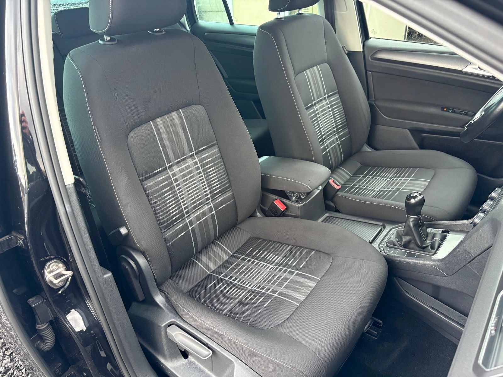 Fahrzeugabbildung Volkswagen Golf Sportsvan VII 1.6 TDI Xenon AHK LOUNGE 2.HD