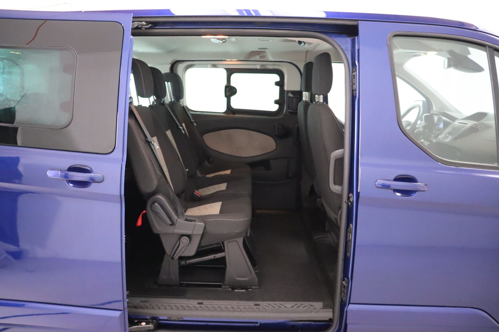Fahrzeugabbildung Ford Tourneo Custom 2.2 TDCi * 8 Sitzplätze