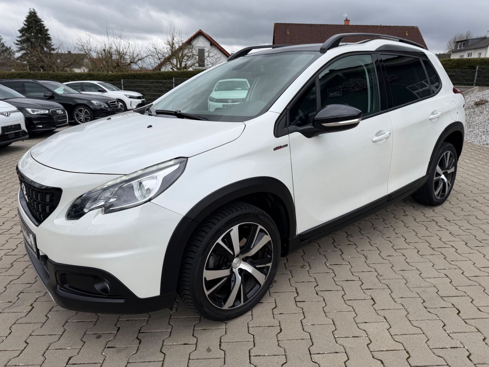 Fahrzeugabbildung Peugeot 2008 GT Line°Automatik°AHK°Pano°Kamera°Leder°
