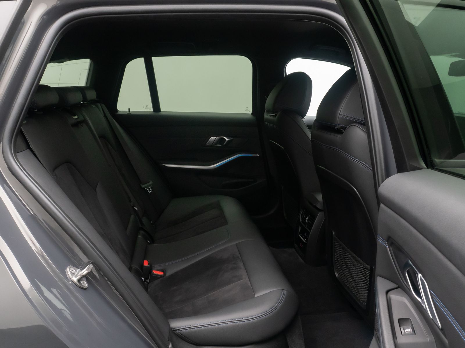 Fahrzeugabbildung BMW 330e xD MSport Kamera HUD DAB AHK Komfort 19Zoll