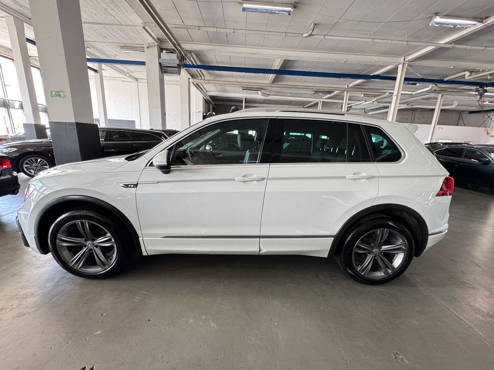 Fahrzeugabbildung Volkswagen Tiguan DSG 4MO 3X R-LINE PANO MEMORY BLACK STYLE