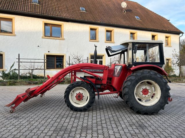 IHC 724 AS Schlepper mit Frontlader