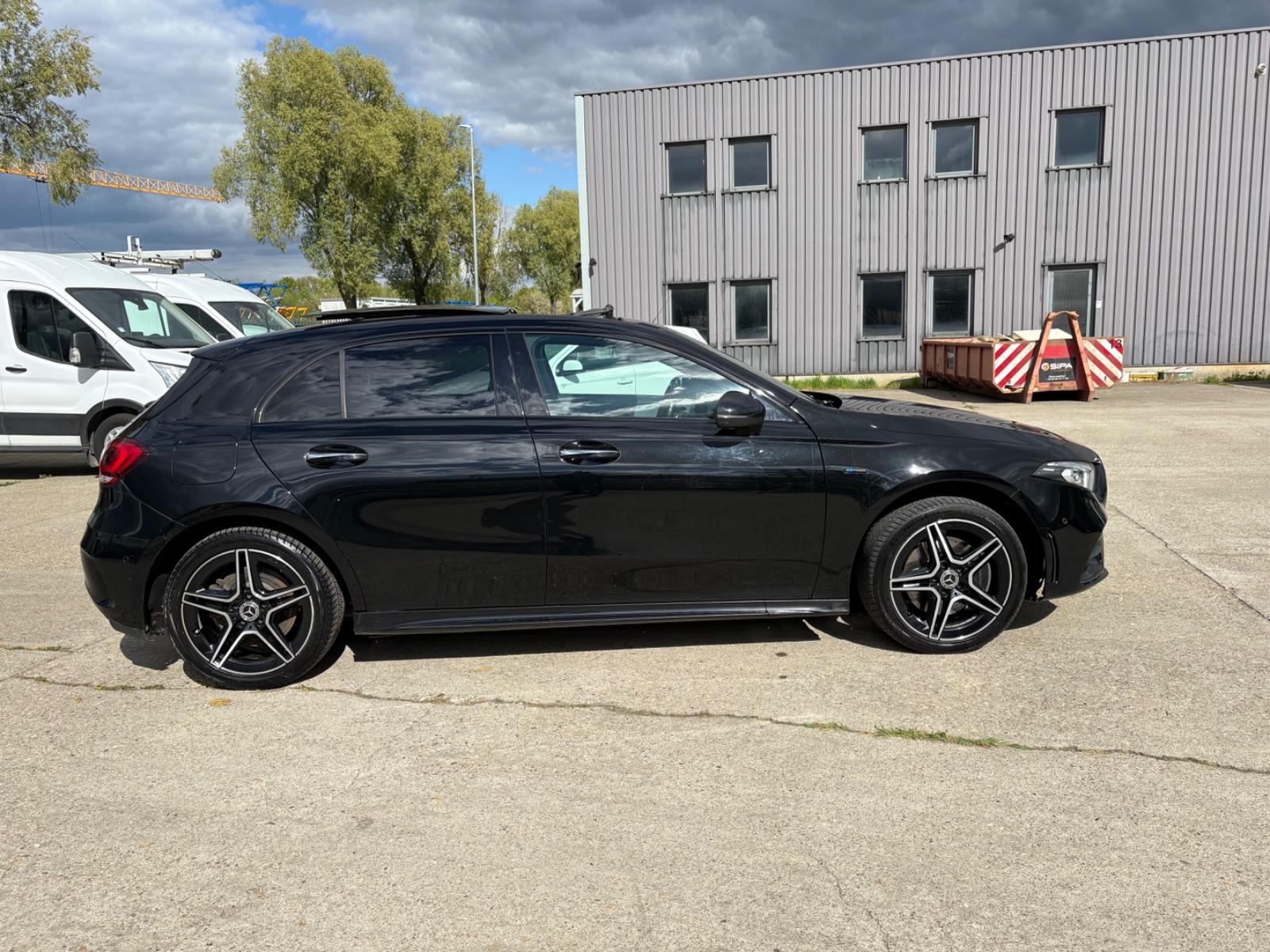 Mercedes-Benz A 250e AMG NIGHT PAKET / PANO / MULTIBEAM