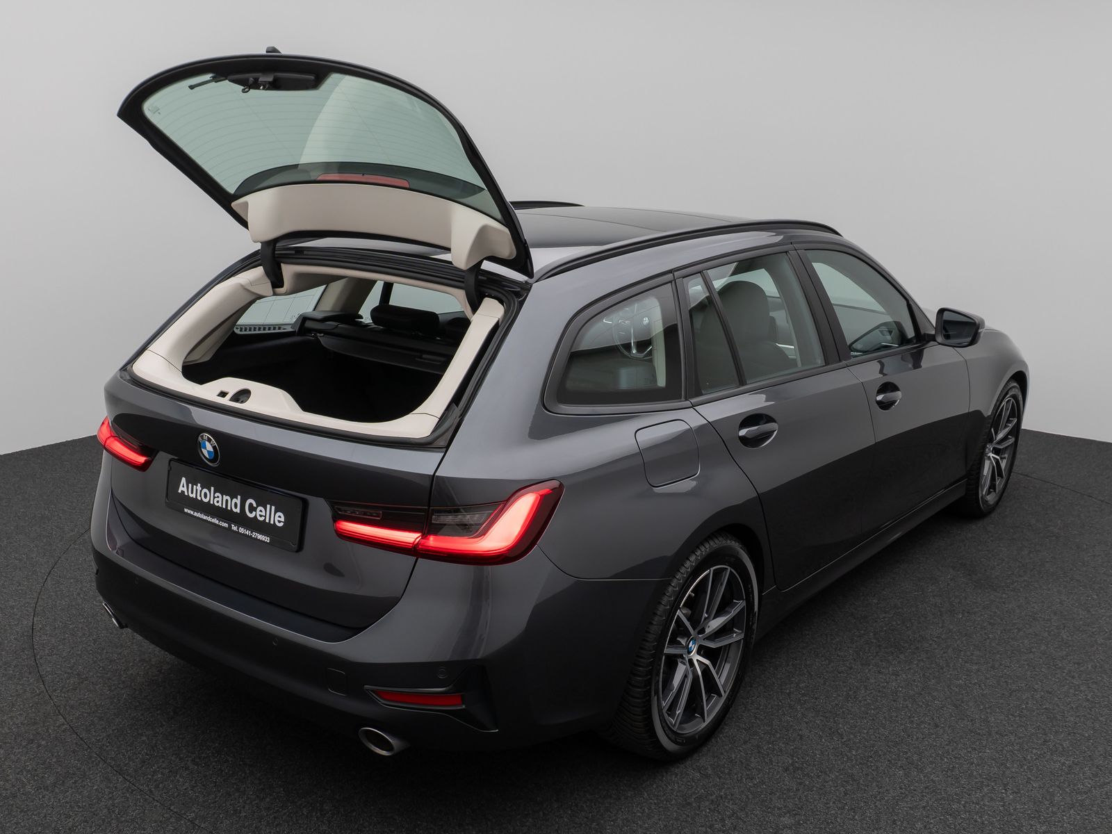 Fahrzeugabbildung BMW 330d xD Panorama DAB HiFi Stop&Go PDC AHK Sport