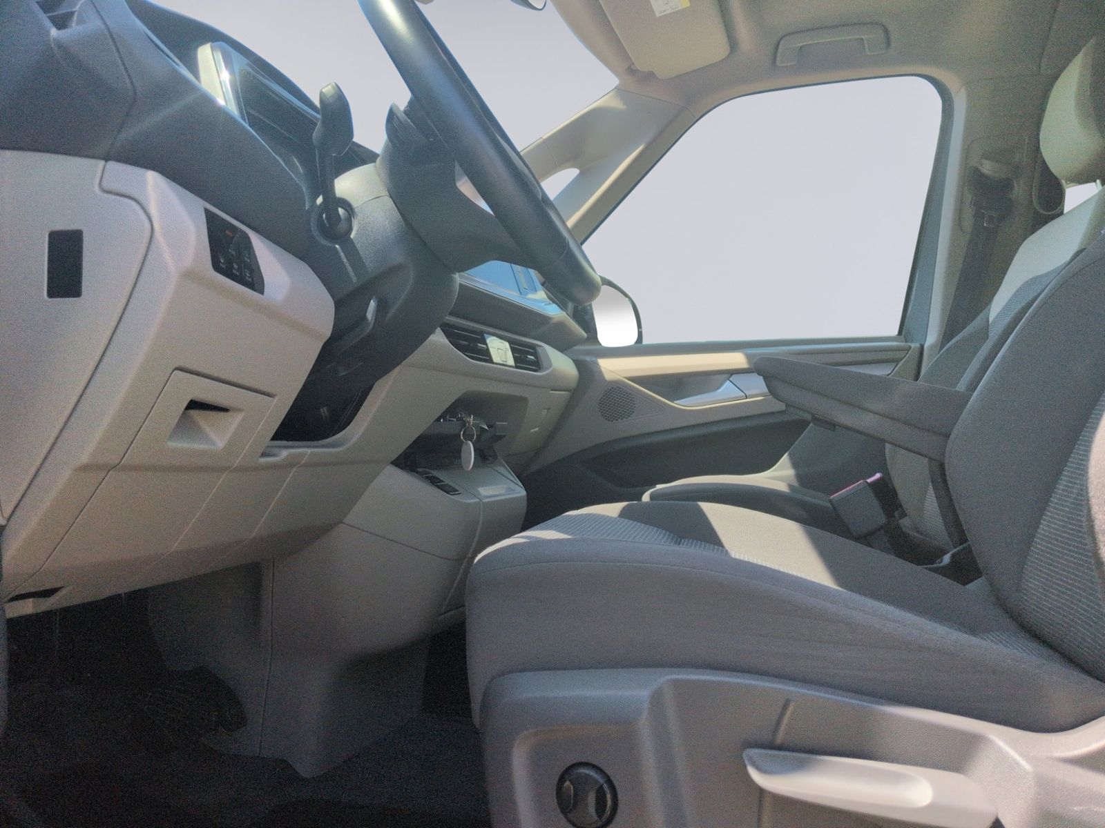 T7 Multivan 2.0 TDI KÜ 7SITZE+KAMERA+NAVI+AHK