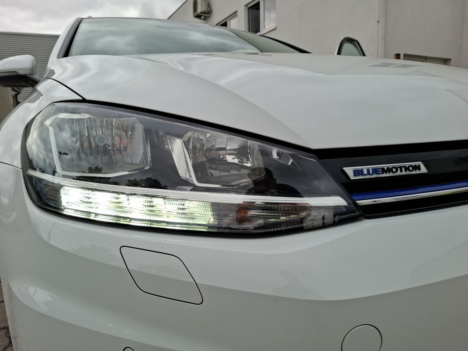 Fahrzeugabbildung Volkswagen Golf VII Variant TSI Comfortline Navi ACC RFK SH