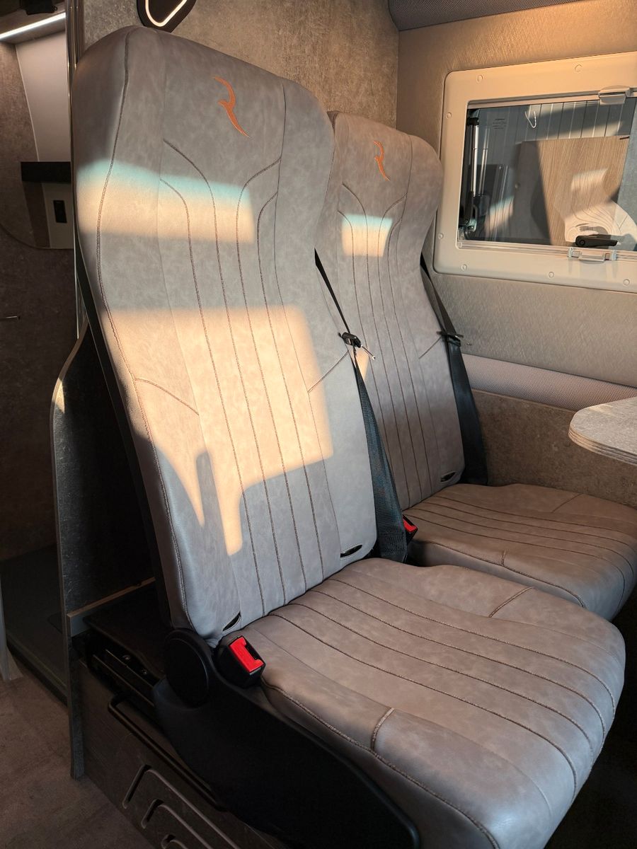 Fahrzeugabbildung Robeta Adonis - Luxus Campervan mit Aufstelldach