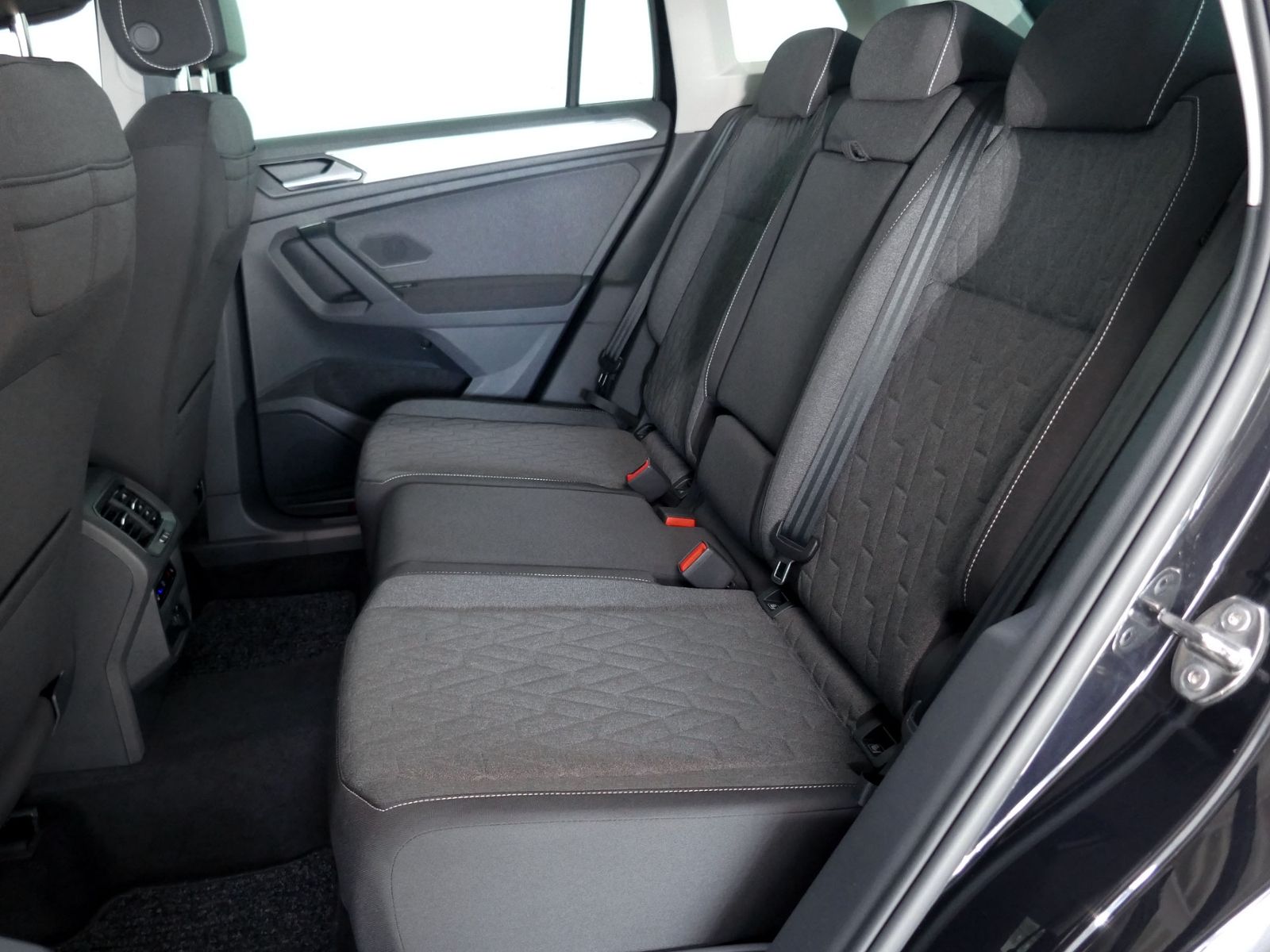 Fahrzeugabbildung Volkswagen Tiguan MOVE 1.5 TSI DSG | LED RFK ACC Navi