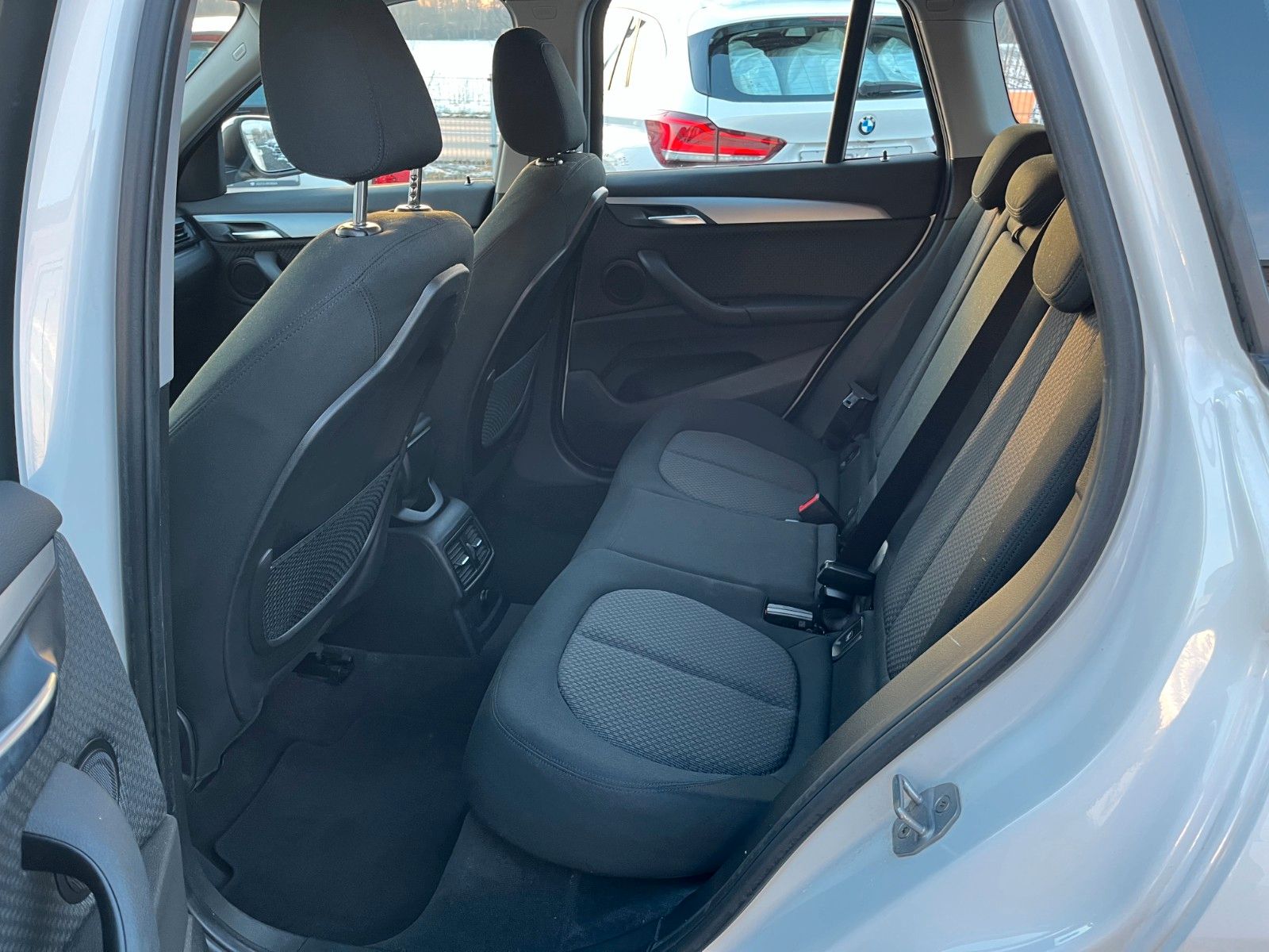 Fahrzeugabbildung BMW X1 sDrive18i Navi Tempomat 1.HAND SHZ PDC SPORT