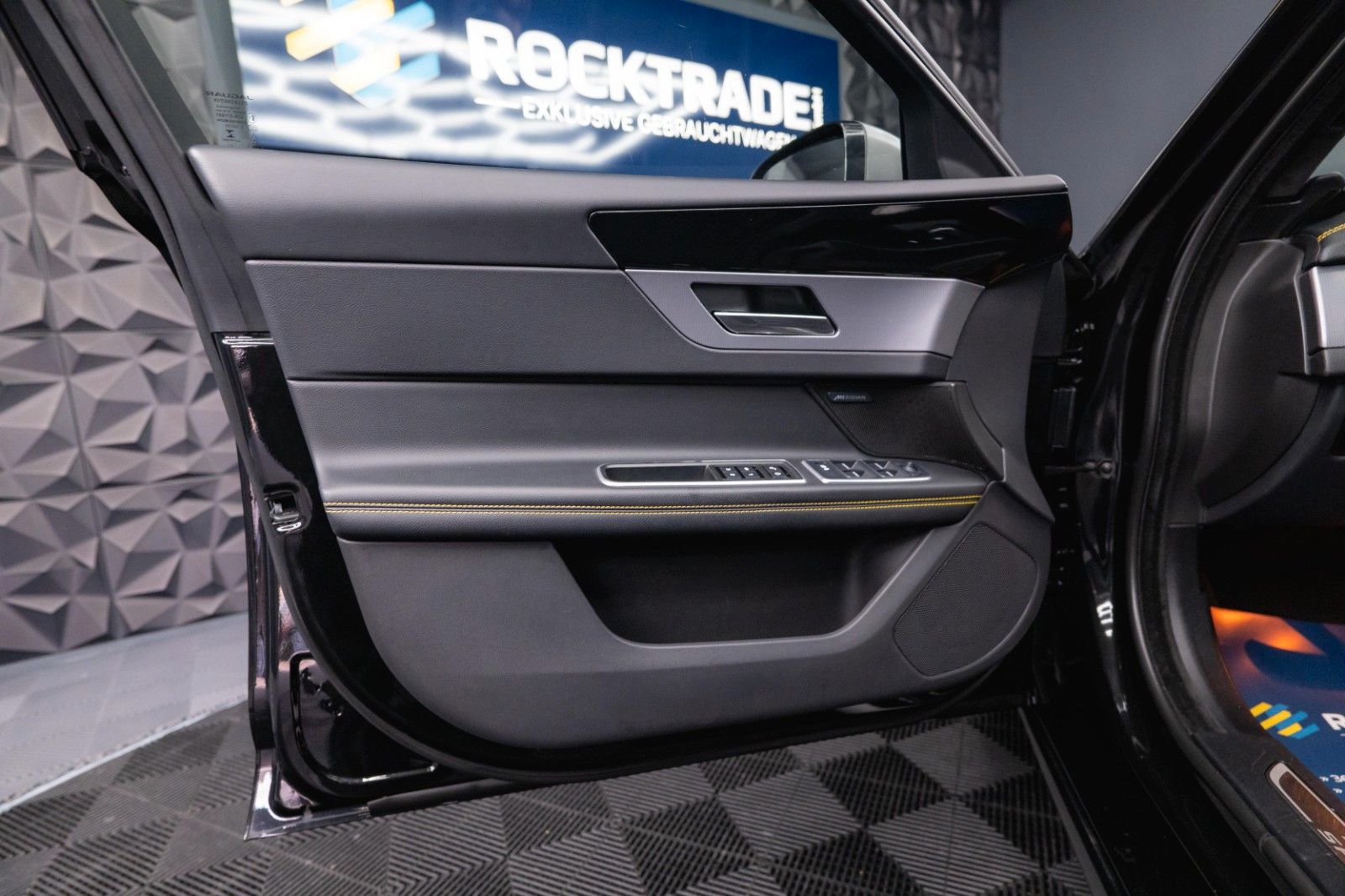 Fahrzeugabbildung Jaguar XF 300 Sport Black Edition | Pano | LED | 20Zoll