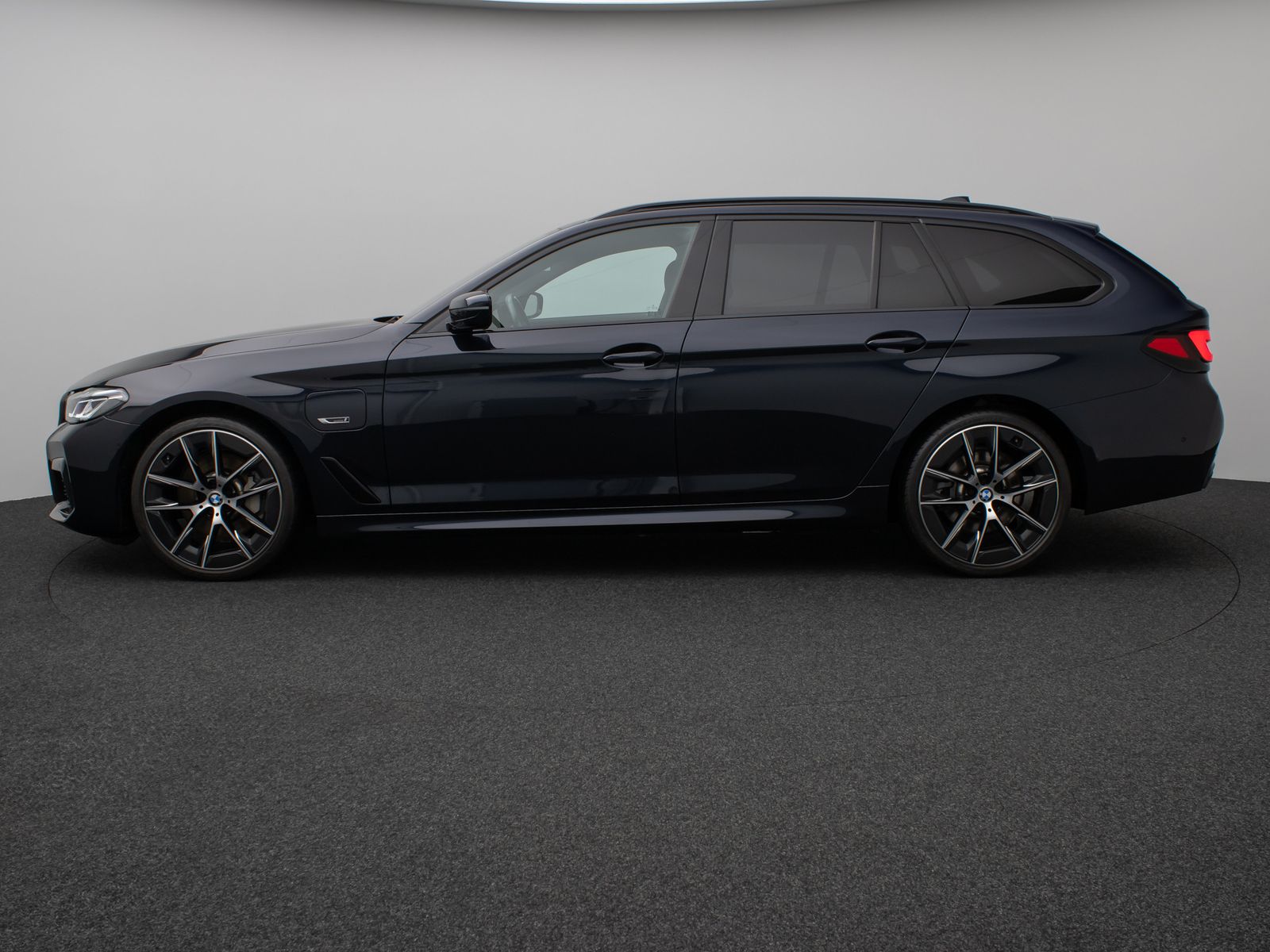 Fahrzeugabbildung BMW 530e xD M Sport Kamera HUD HiFi Komfort 20Zoll