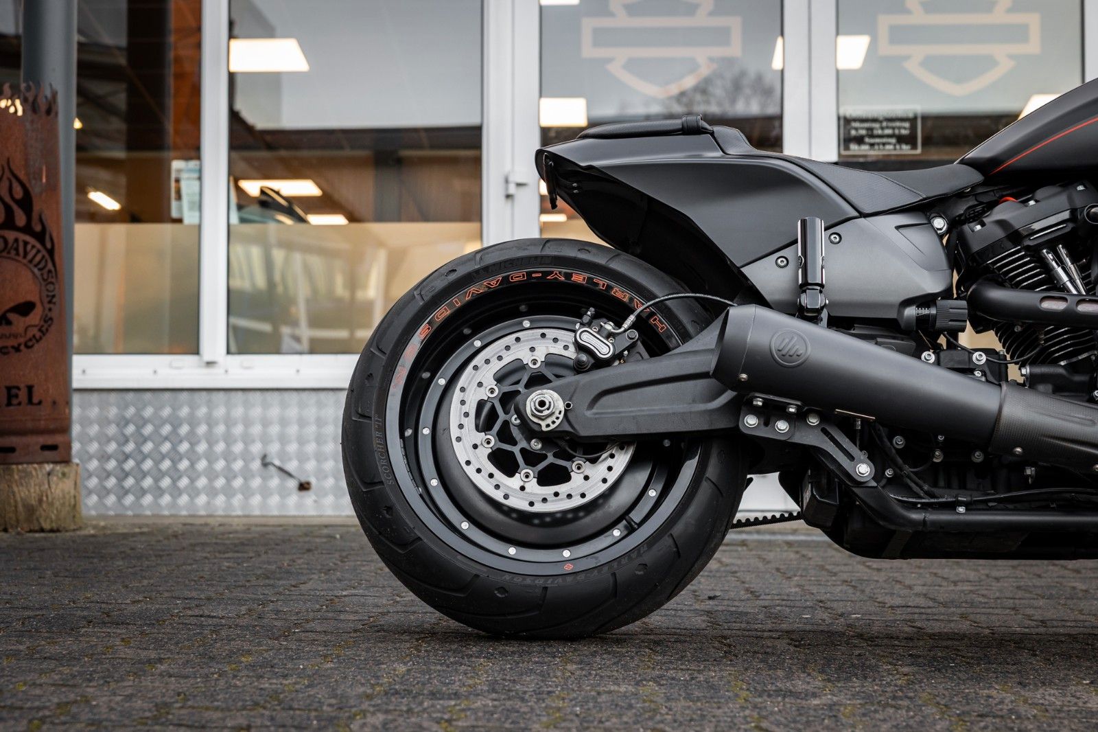 Fahrzeugabbildung Harley-Davidson FXDRS 114 CUI - KESSTECH - SEITLICHER KZH