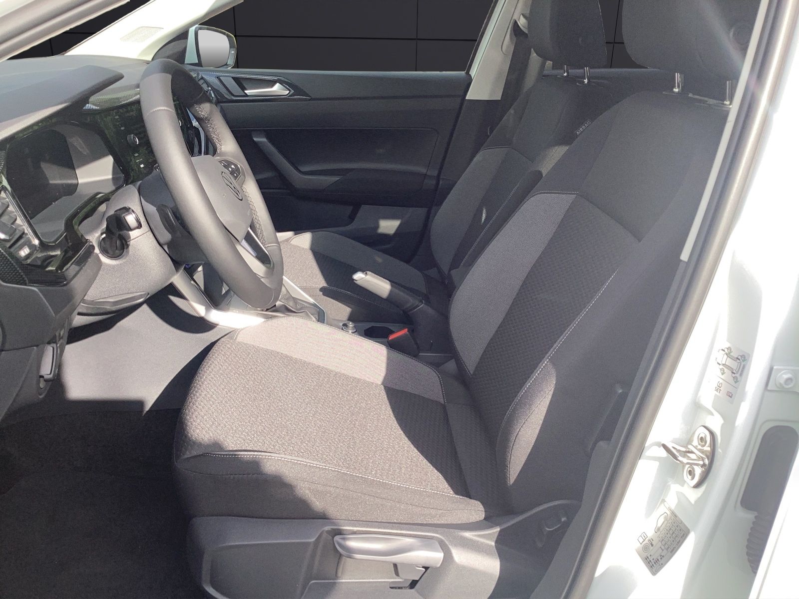 Fahrzeugabbildung Volkswagen Polo Life TSI DSG LED ACC SH RearView Climatroni