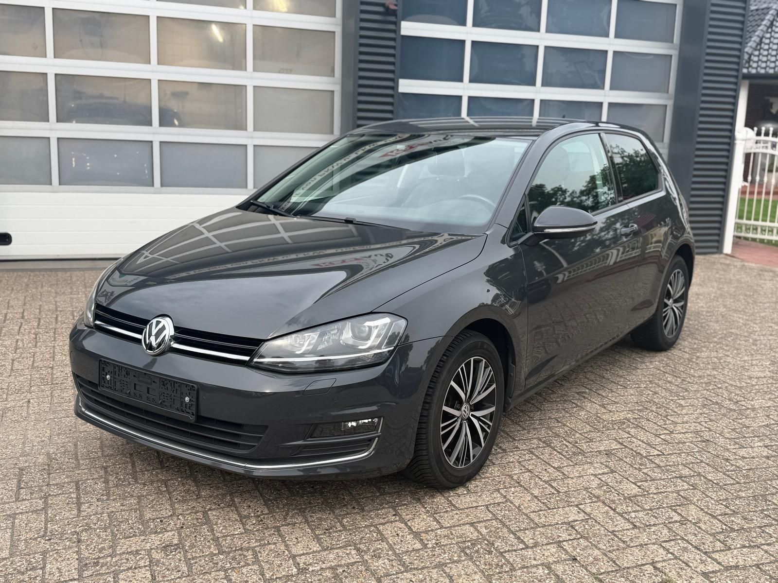 Volkswagen Golf - 1