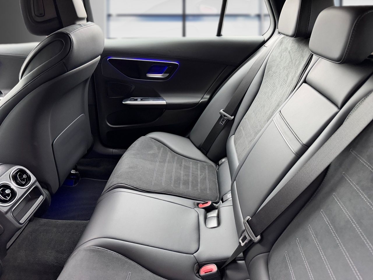 Fahrzeugabbildung Mercedes-Benz C 300 d T AMG+AHK+DISTRO+AMBIENTE+LED+CARPLAY+
