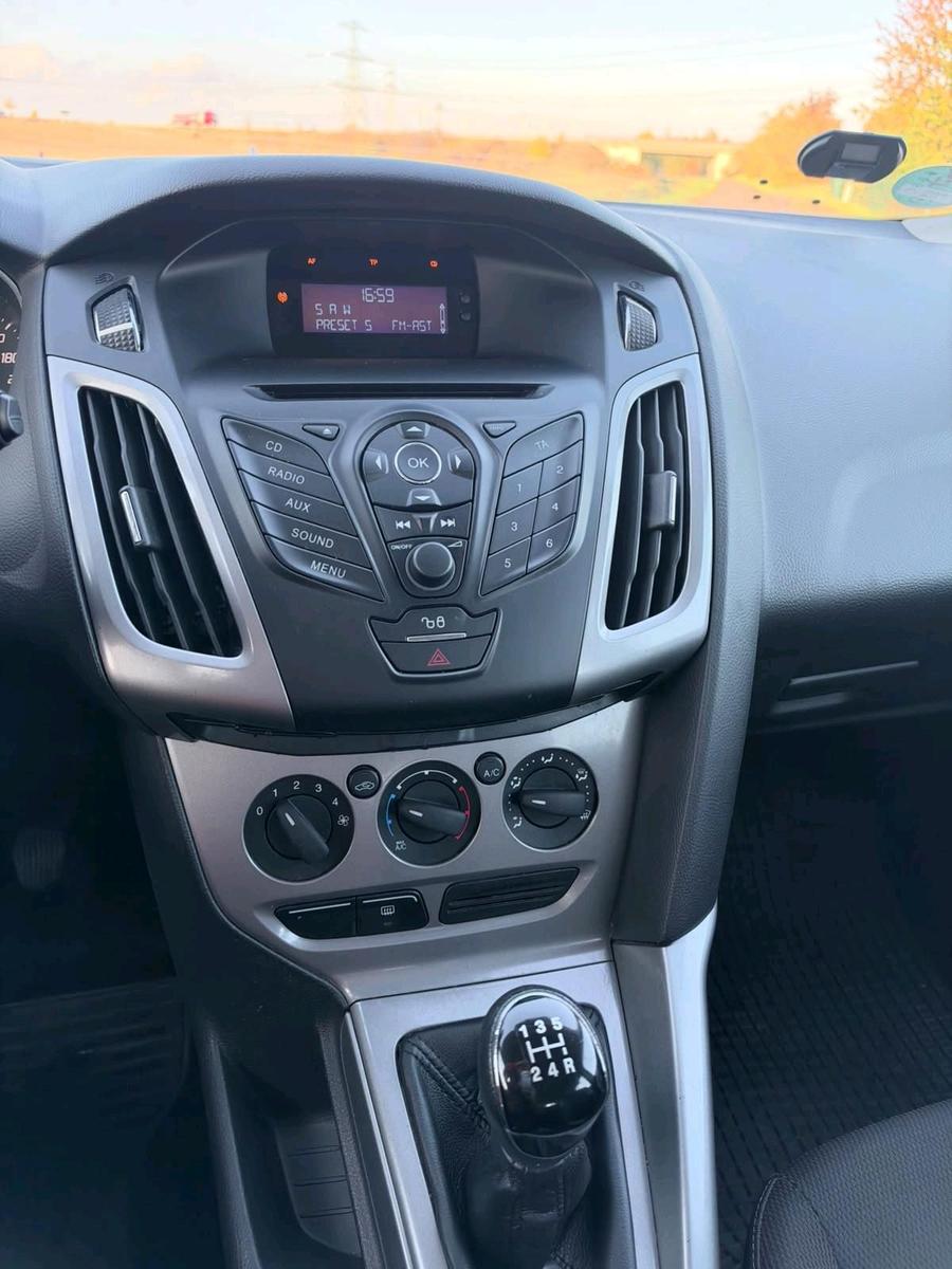 Ford Focus 2011 — photo 13