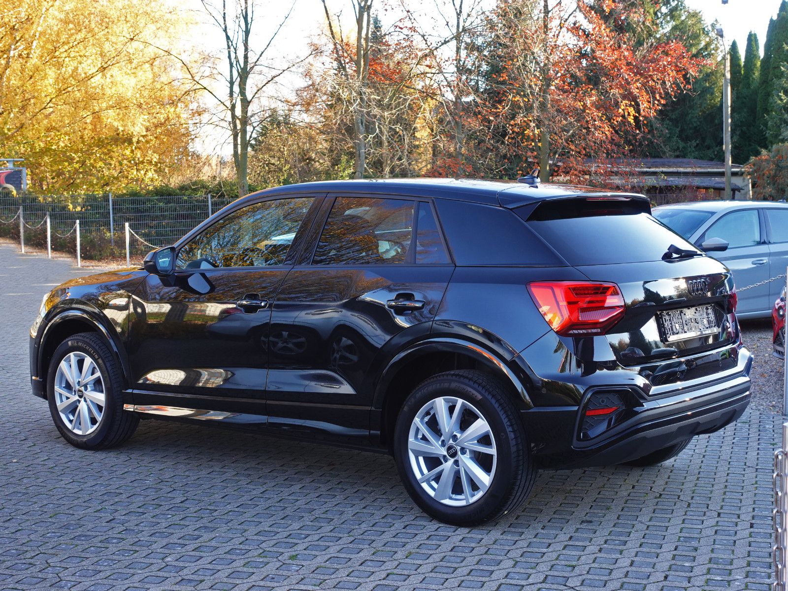 Fahrzeugabbildung Audi Q2 35 TFSI S line Matrix HiFi Kamera AHK ...