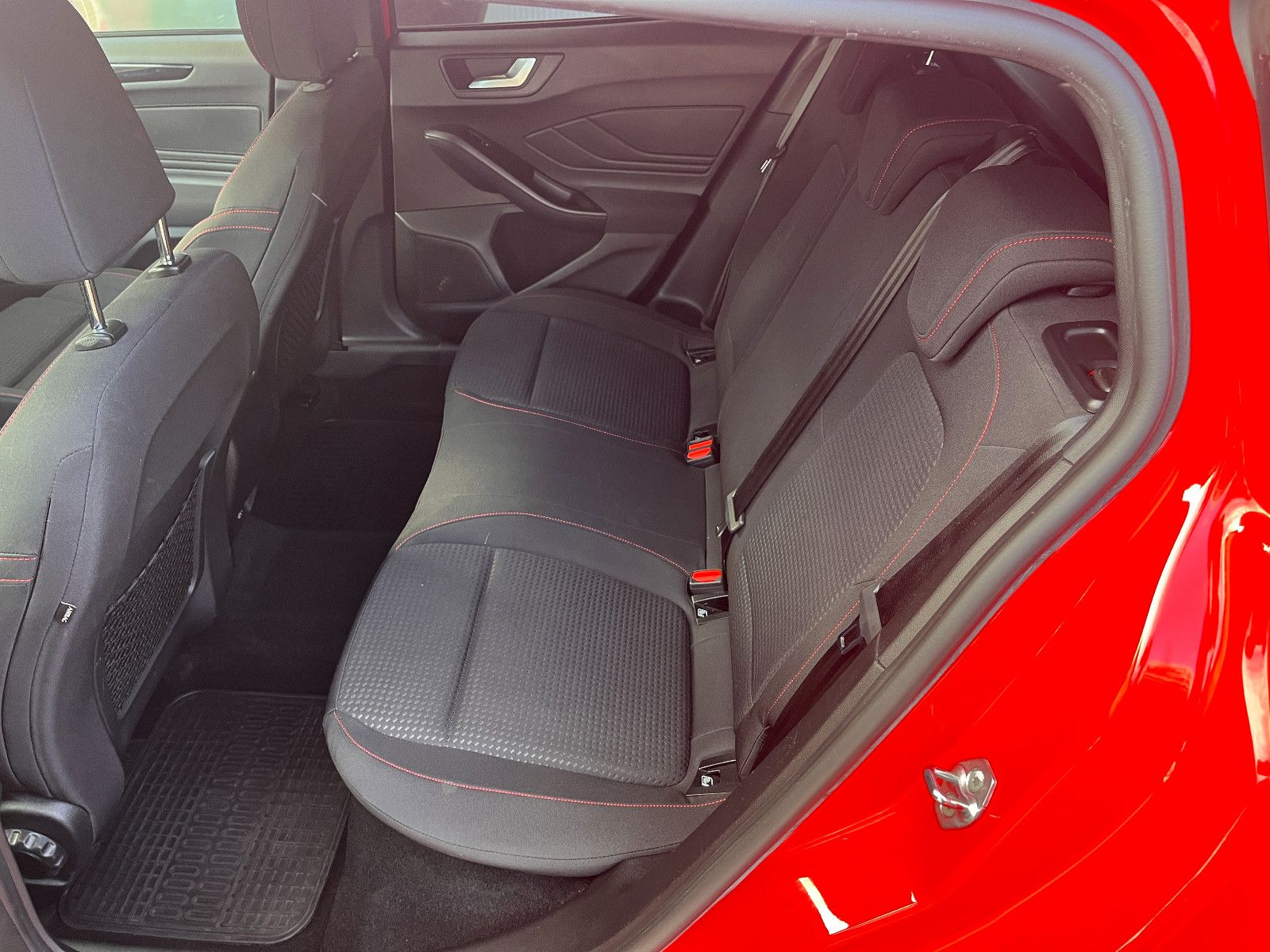 Fahrzeugabbildung Ford Focus Turnier ST-Line