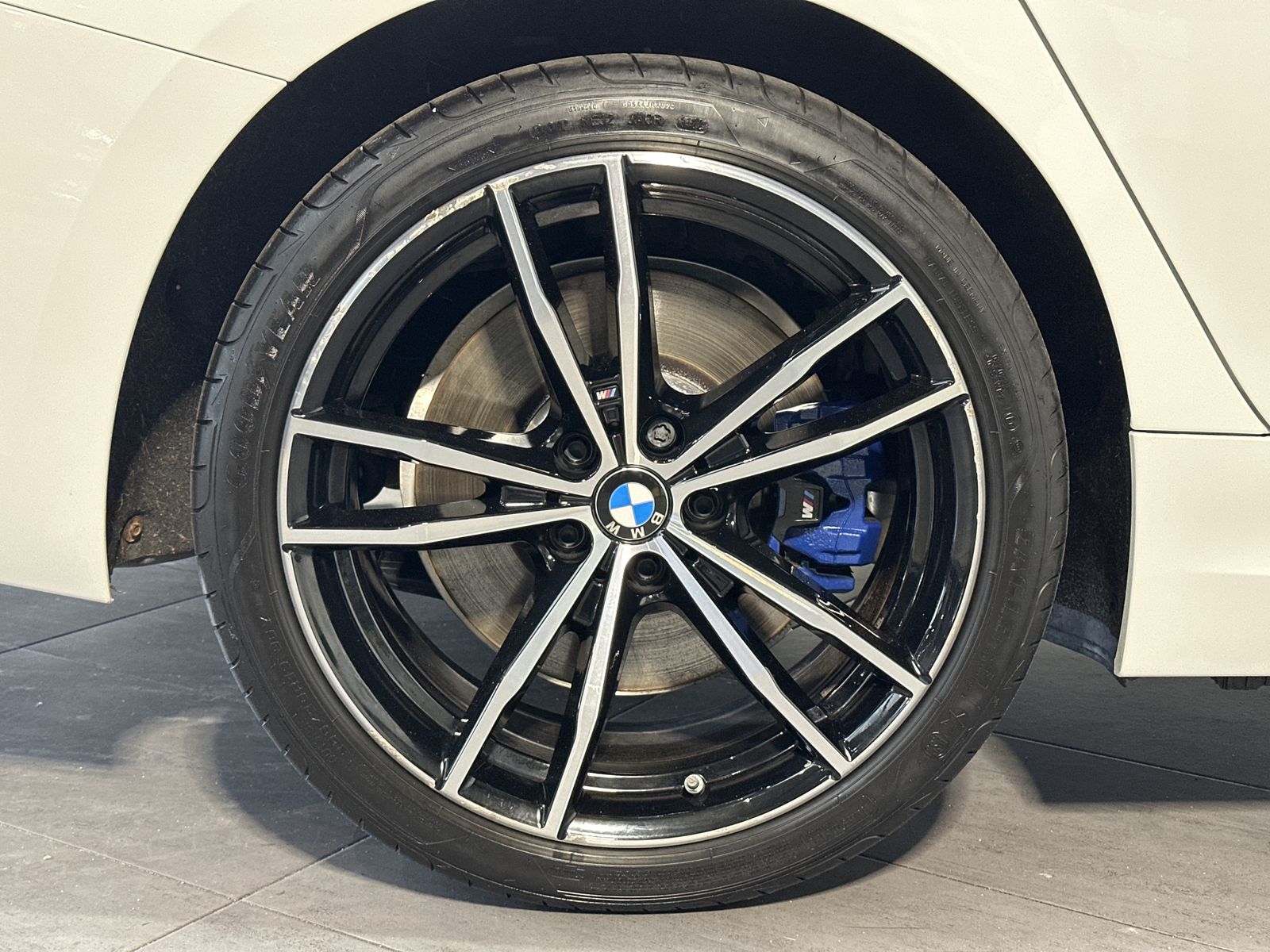 Fahrzeugabbildung BMW 330e Touring xDrive M-Sport NAV+LASER+360°+19ZO