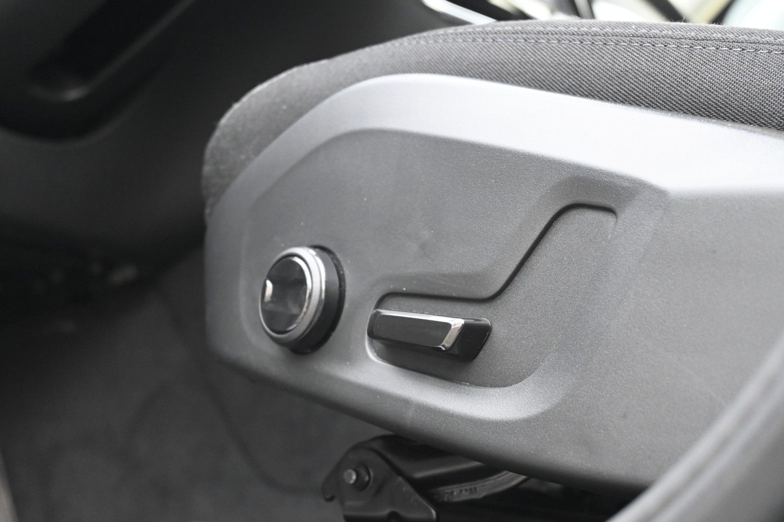 Fahrzeugabbildung Volvo XC60 B4 D FWD Core*RFK*el.Heckkl*GoogleMaps*AHK
