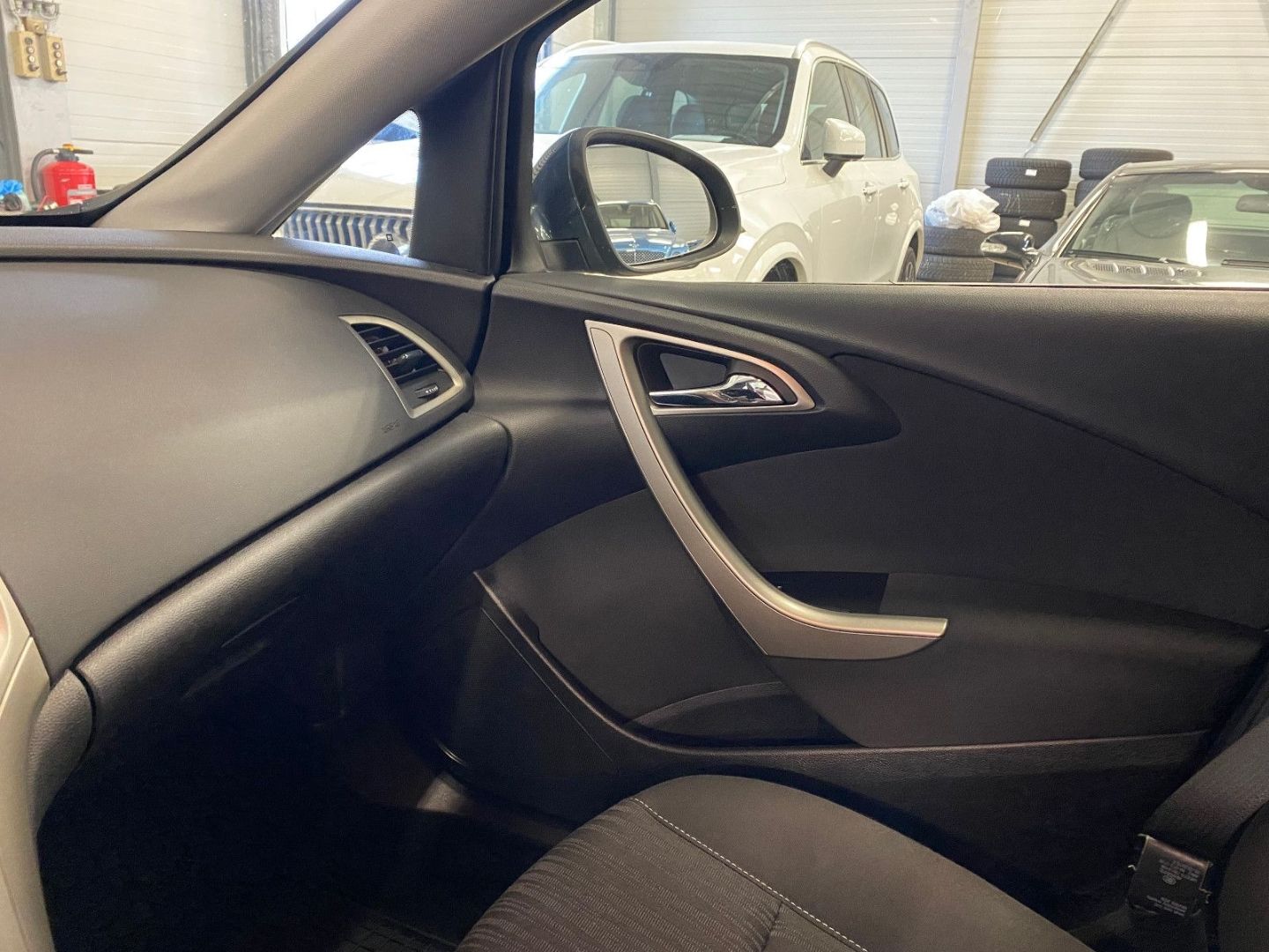 Fahrzeugabbildung Opel Astra J Lim. 5-trg. Edition AHK Klima