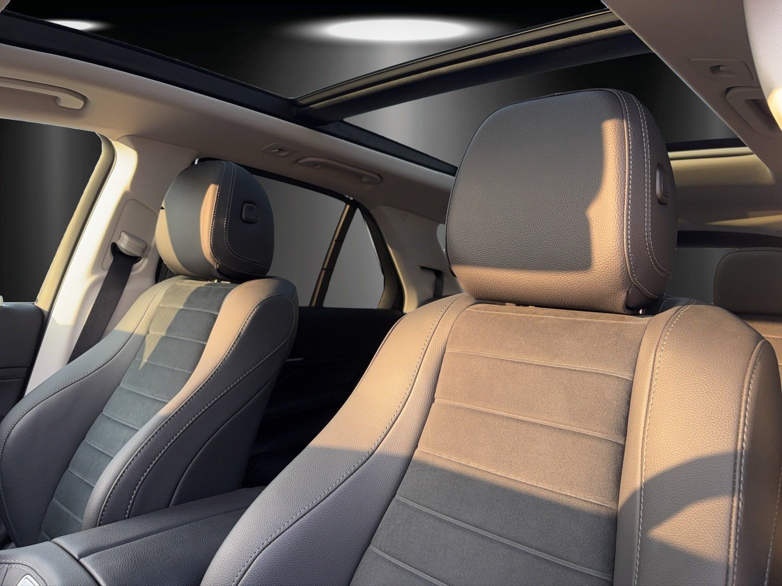 Fahrzeugabbildung Mercedes-Benz GLE350de AMG Prem DISTR Pano AIRMATIC 4xel.Sitze