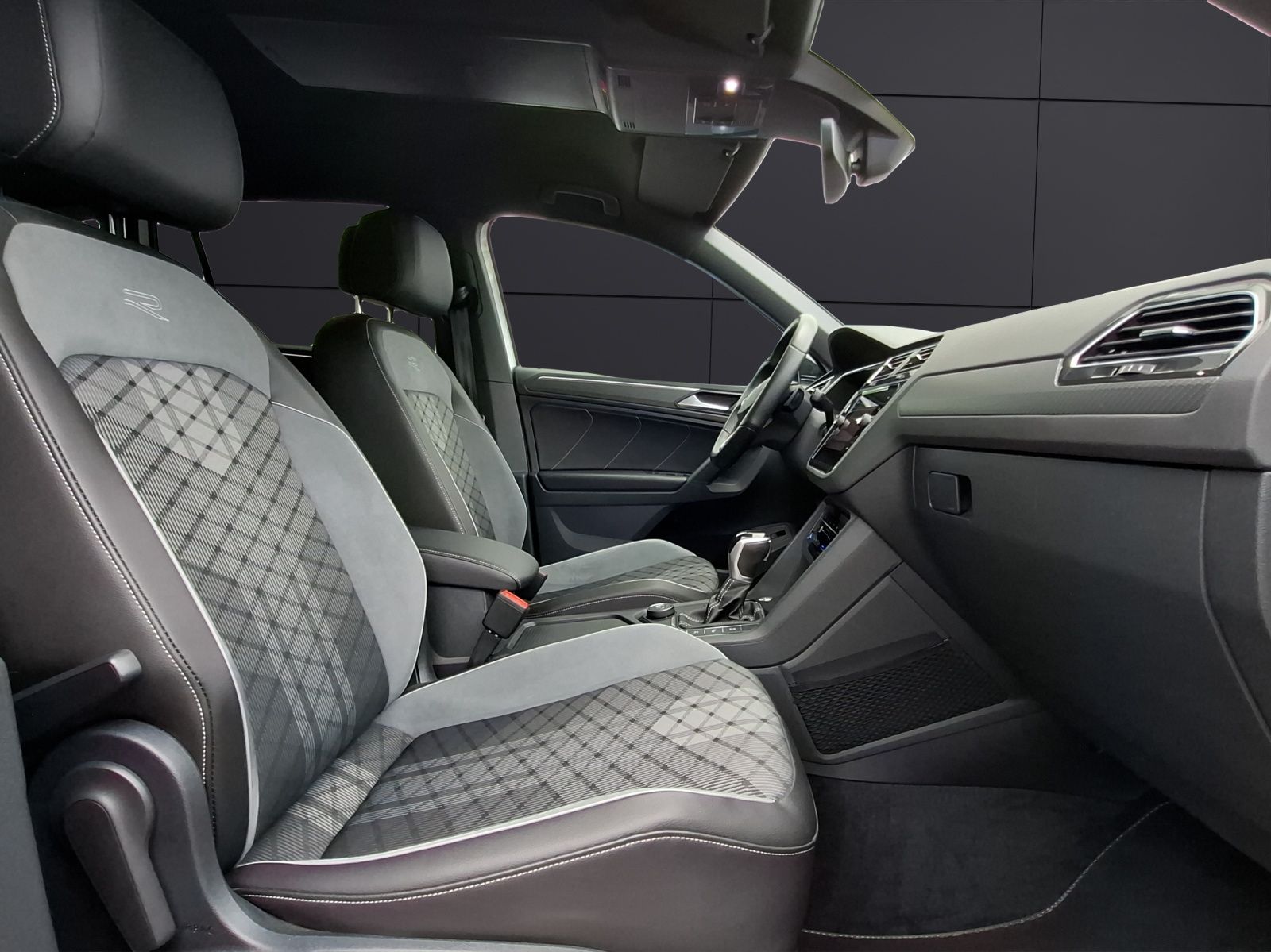 Fahrzeugabbildung Volkswagen Tiguan TSI R-Line DSG 4M Matrix AHK Navi AID ACC